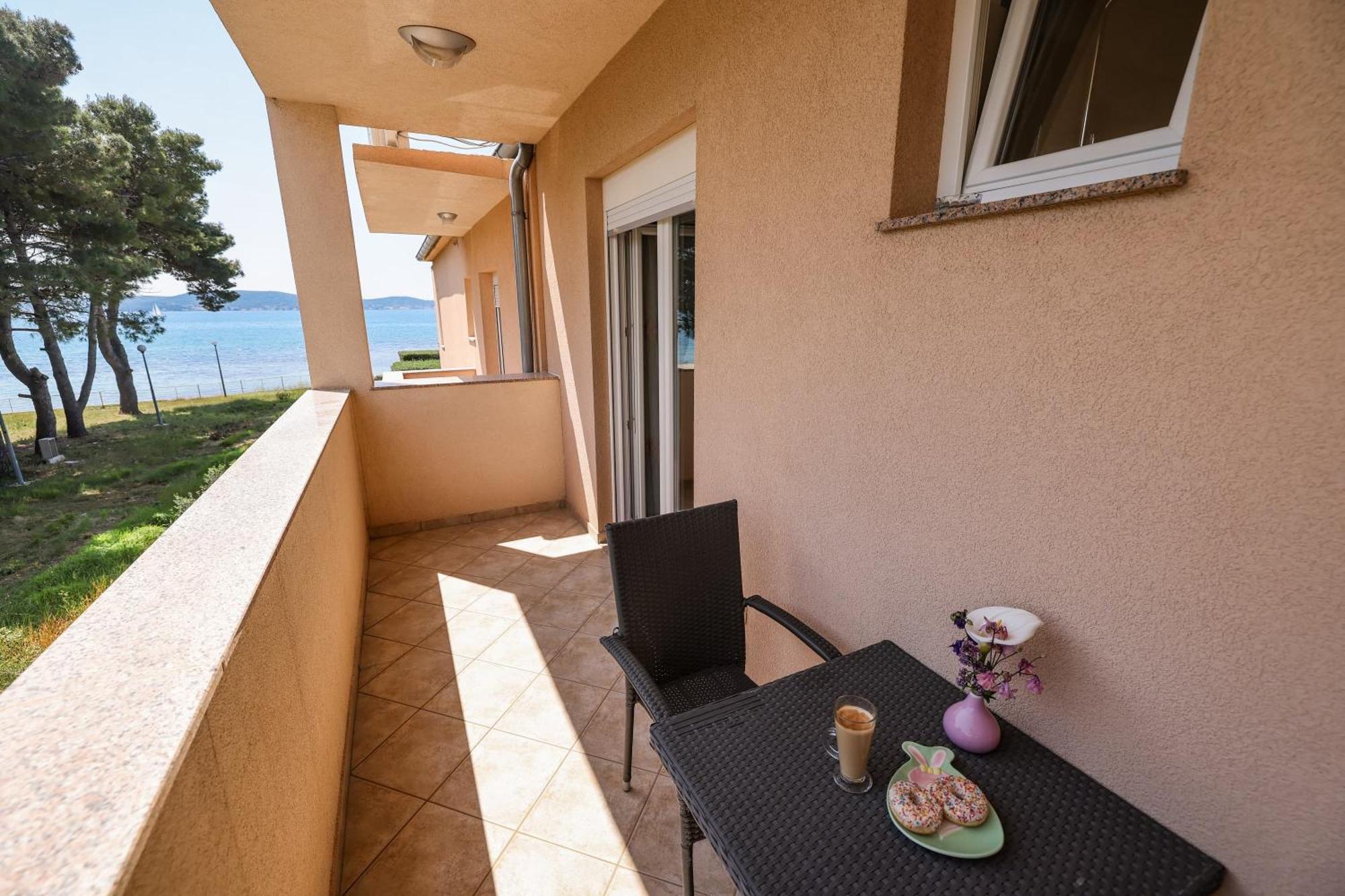 Apartments Becky On A Sandy Beach Without Crowd ซูโกชัน ภายนอก รูปภาพ